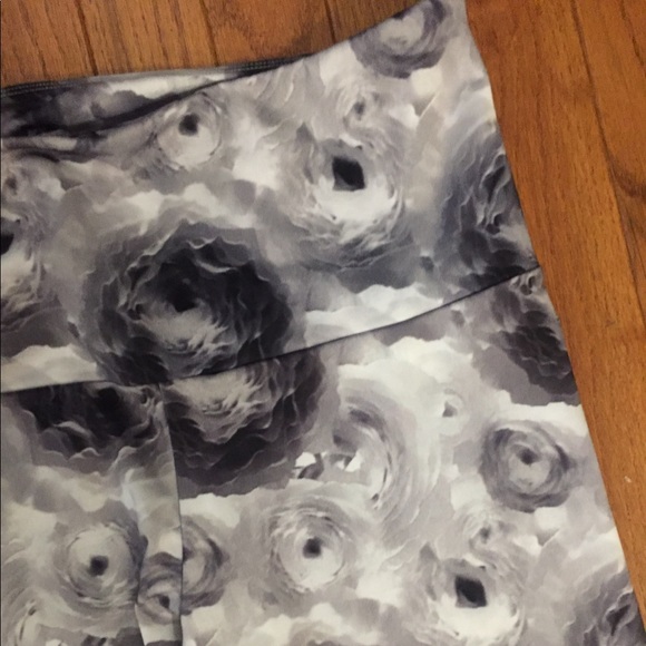 Onzie Leggings! White, black, gray rose print - Picture 2 of 3